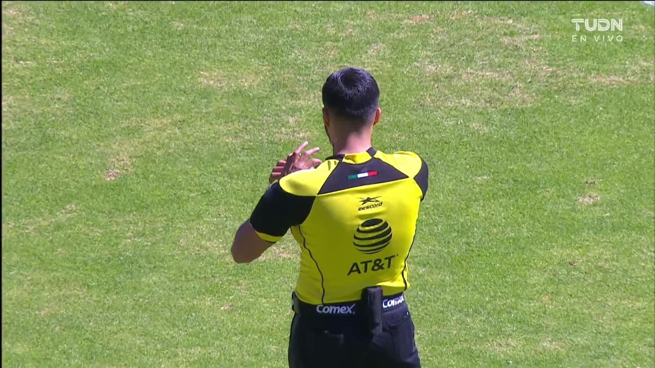 Arranca el partido y la pelota está en juego.