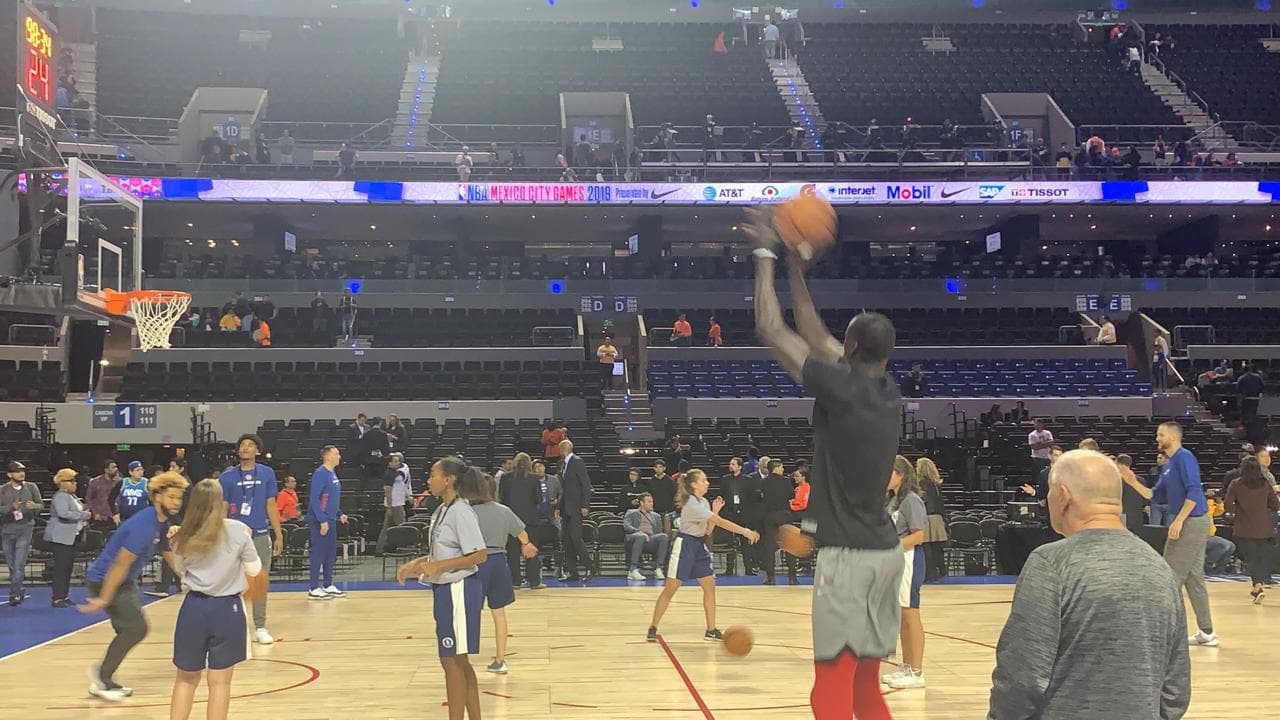 Ambos equipos salen a calentar previo al juego que brindarán en la Arena Ciudad de México.