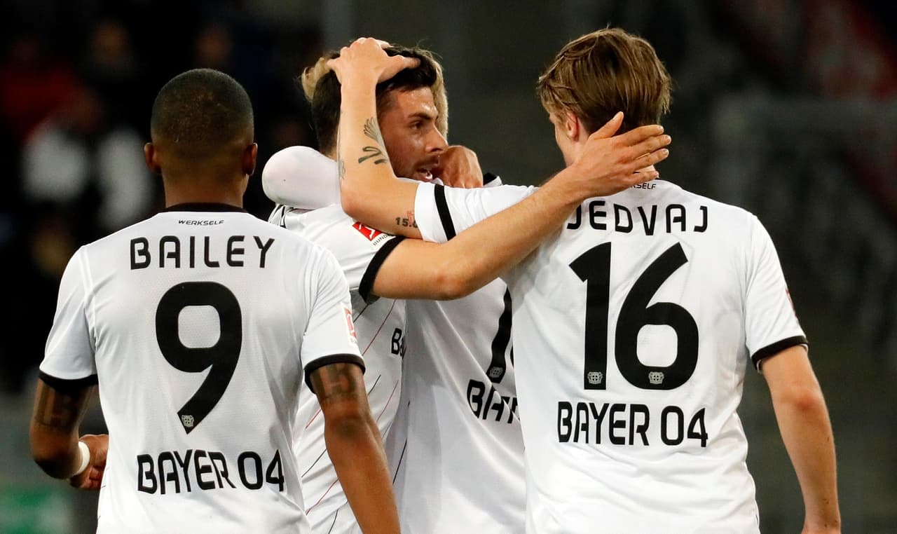 Kevin Volland (centro) había empatado para el Bayer Leverkusen al minuto 17, siendo el único gol del visitante en el encuentro.