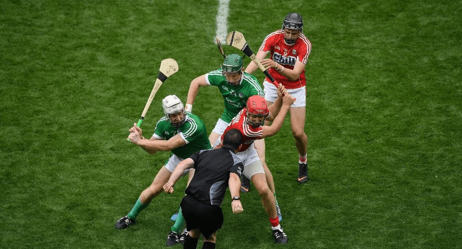 El hurling es considerado como el deporte nacional en Irlanda.