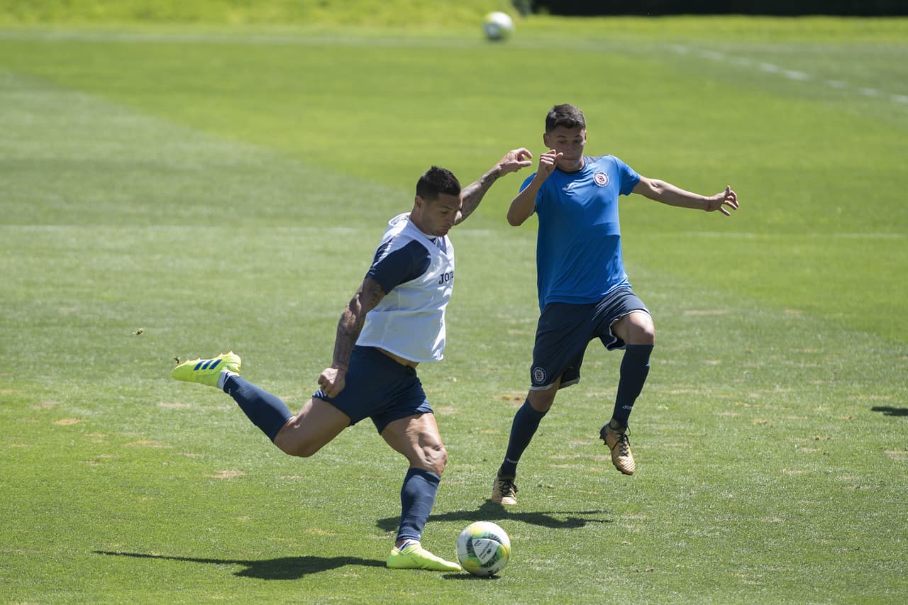 Cruz Azul, se´ptimo en el Clausura 2019, visitará a Monterrey con el reto de sumar para sostenerse en el grupo de Liguilla. Por eso, se entrena para ajustar detalles bajo la batuta de Pedro Caixinha y la mirada del presidente Ricardo Peláez.
