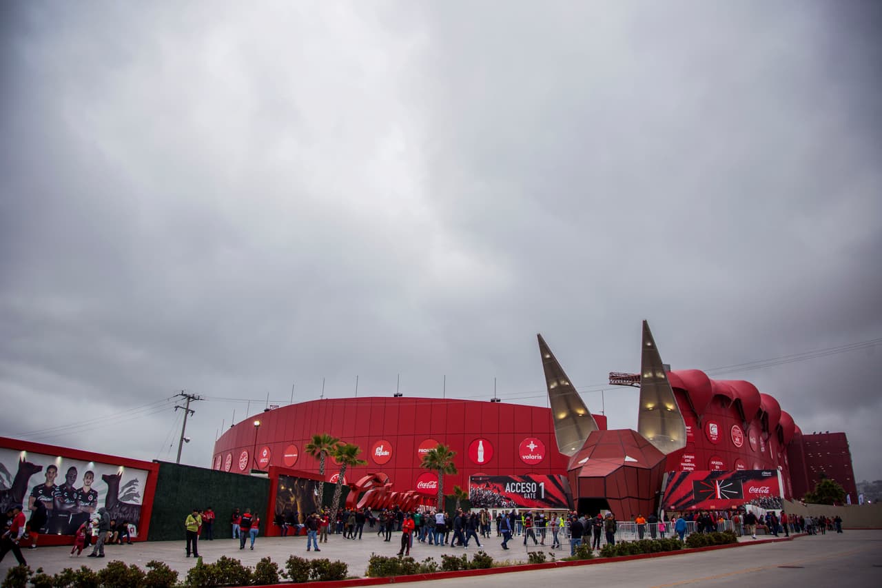 Tremendo ambiente el que se vivió dentro y fuera del Estadio Caliente para presenciar el partido de la Ida de Cuartos de Final entre los Xolos de Tijuana y los Esmeraldas del León. Un marco fantástico para un partido que pintaba muy atractivo.