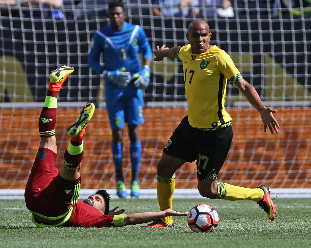 Tomás Rincón de Venezuela cae en jugada con el Jamaicano Rodolph Austin.