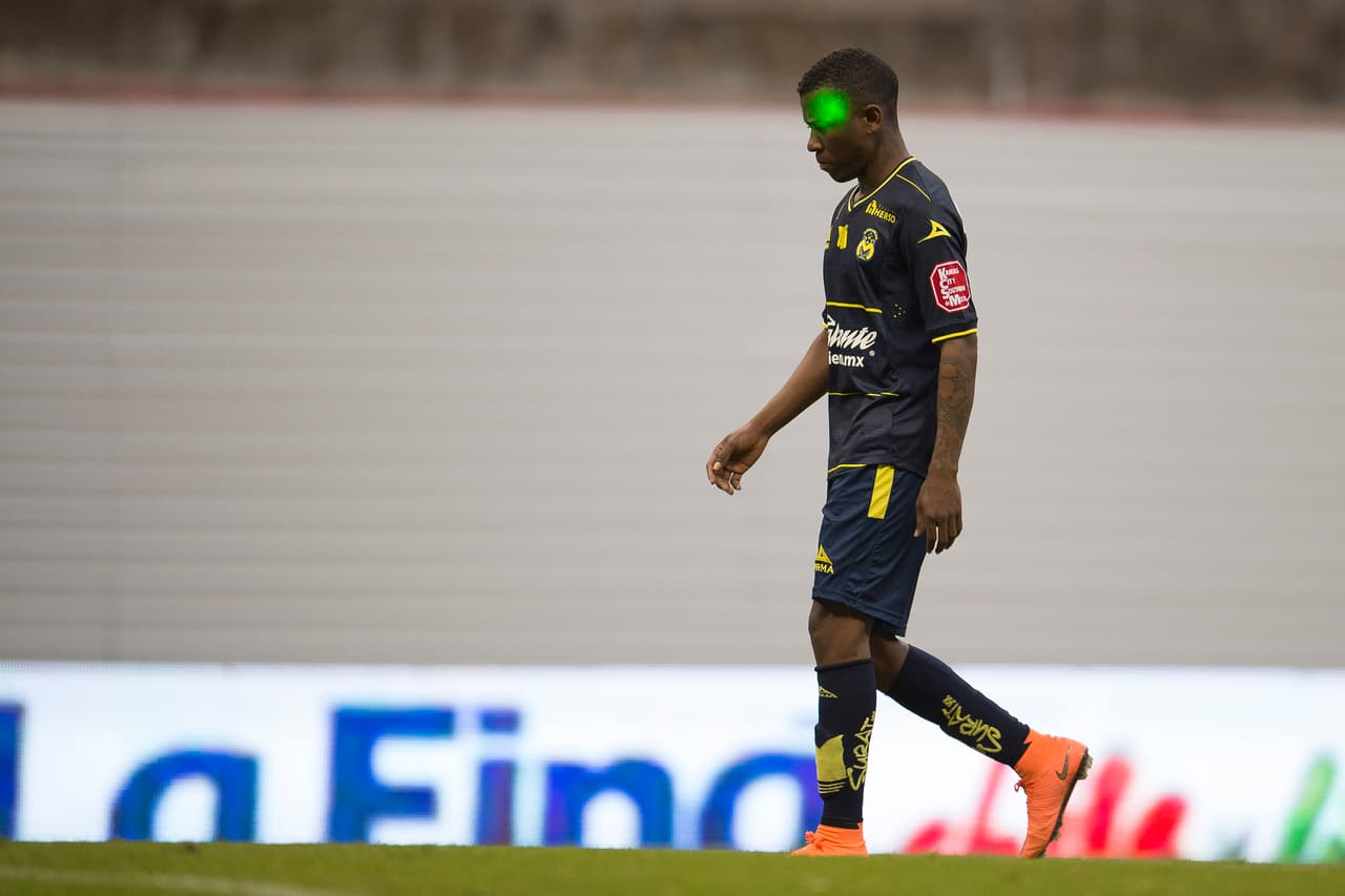 Jefferson Cuero, Morelia.- El jugador del equipo purepecha fue expulsado en el partido contra el América en la Jornada 9, dejando con uno menos en la goleada del América al Morelia en el estadio Azteca.