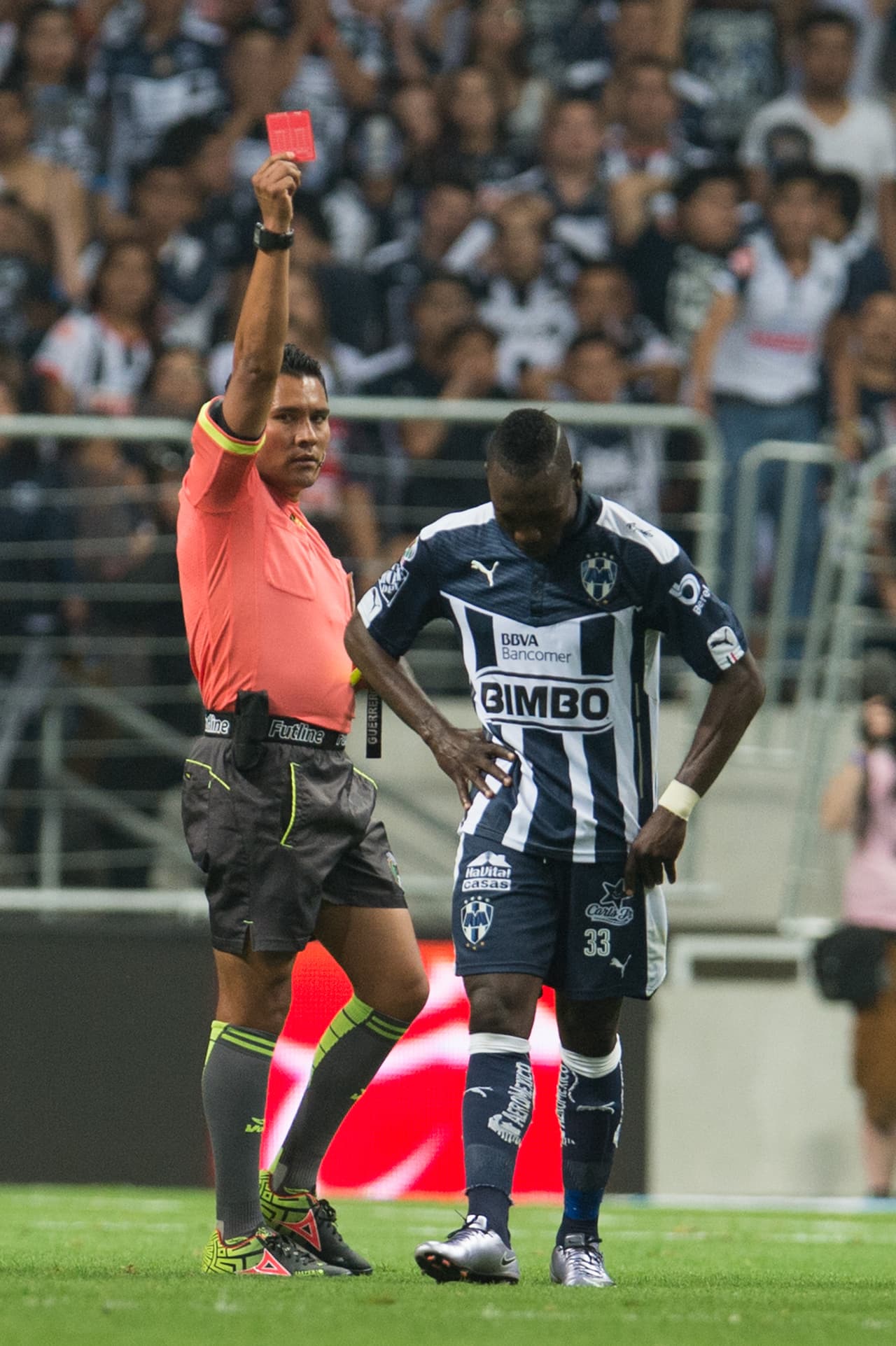 Walter Ayoví, Monterrey.- El jugador de los Rayados se vio envuelto en un conato de bronca, por lo que el nazareno del encuentro no dudo en sancionarlo con el cartón rojo en el Clásico Regio.