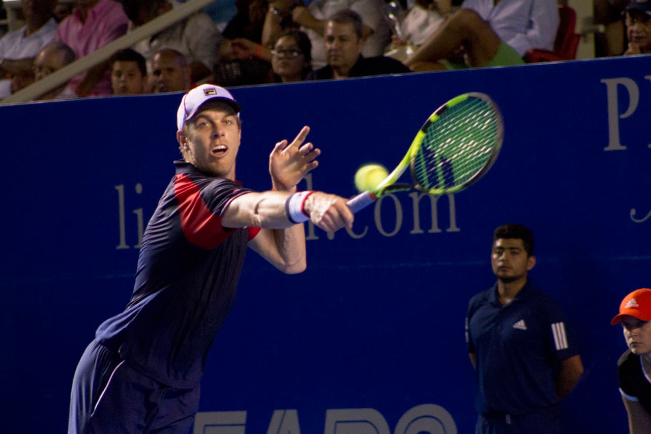 Sam Querrey aguantó los embates del saque de Nick Kyrgios.