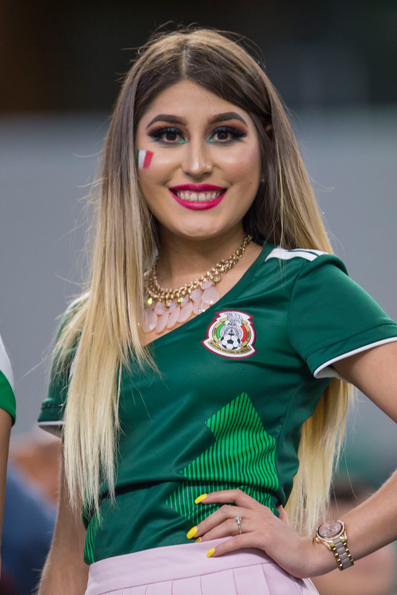 La afición mexicana, a pesar del mal clima en Dallas, se acercó al AT&T Stadium con su belleza y colorido para apoyar al Tri en el segundo partido de la Fecha FIFA, después de ganarle a Islandia en Santa Clara la semana pasada.