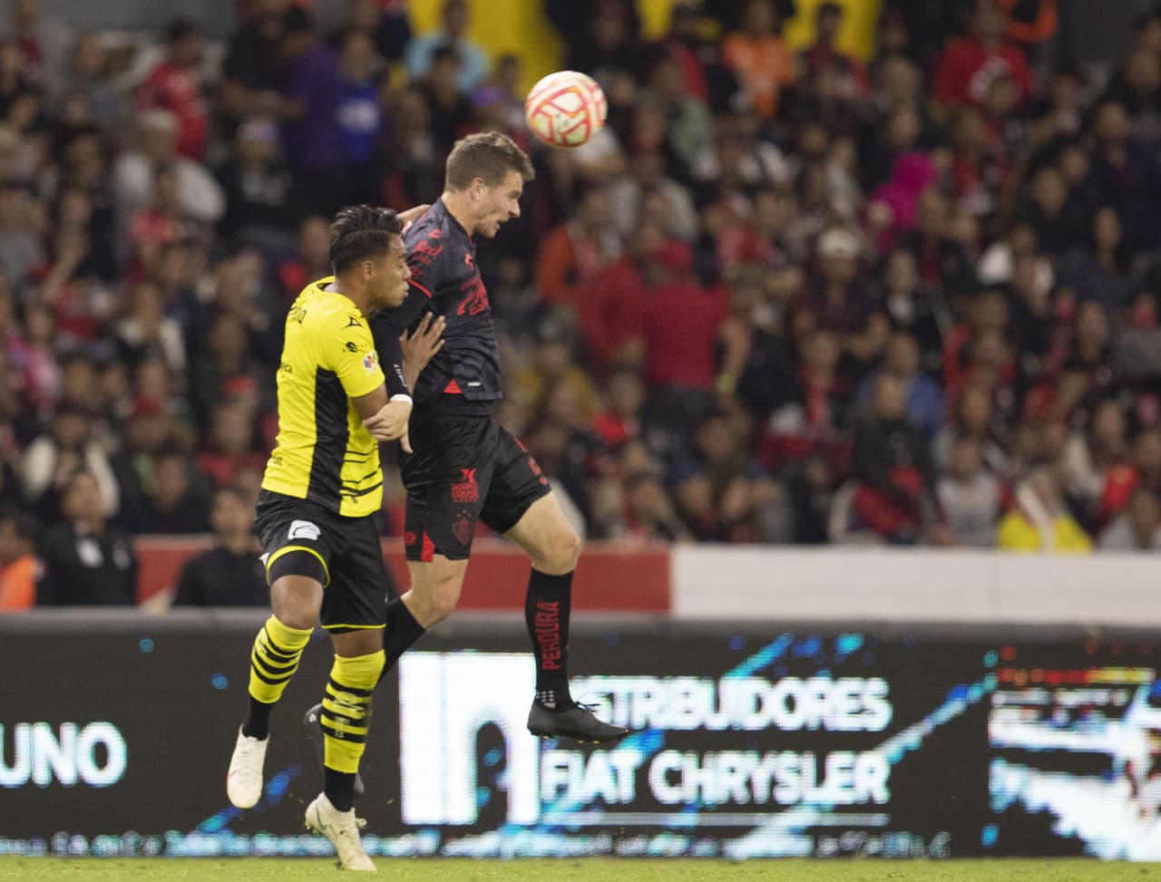 Furch compite en una pelota aérea durante el segundo tiempo del partido Atlas vs. Mazatlán de la Copa por México.