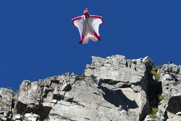 La suiza Geraldine Fasnacht salta desde lo alto de la montaña Brevent en traje de alas sobre la estación de esquí francesa de Chamonix.