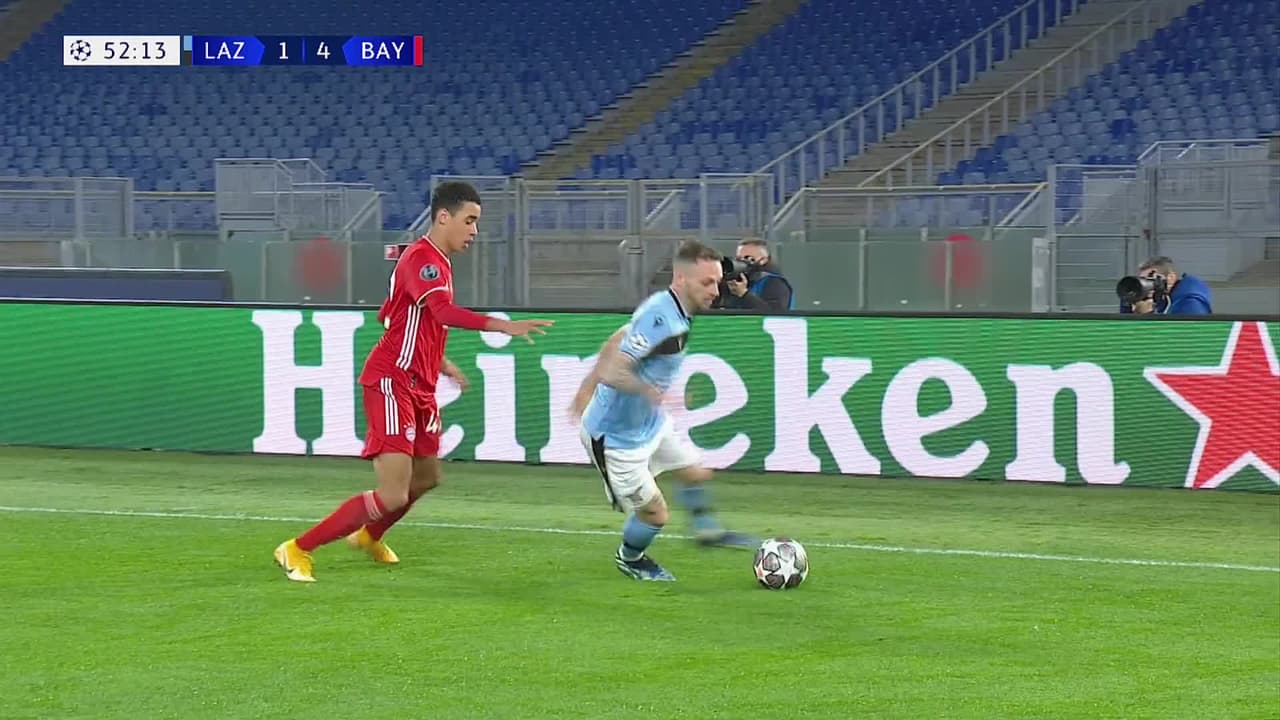 ¡TIRO ATAJADO! disparo por Joaquin Correa.