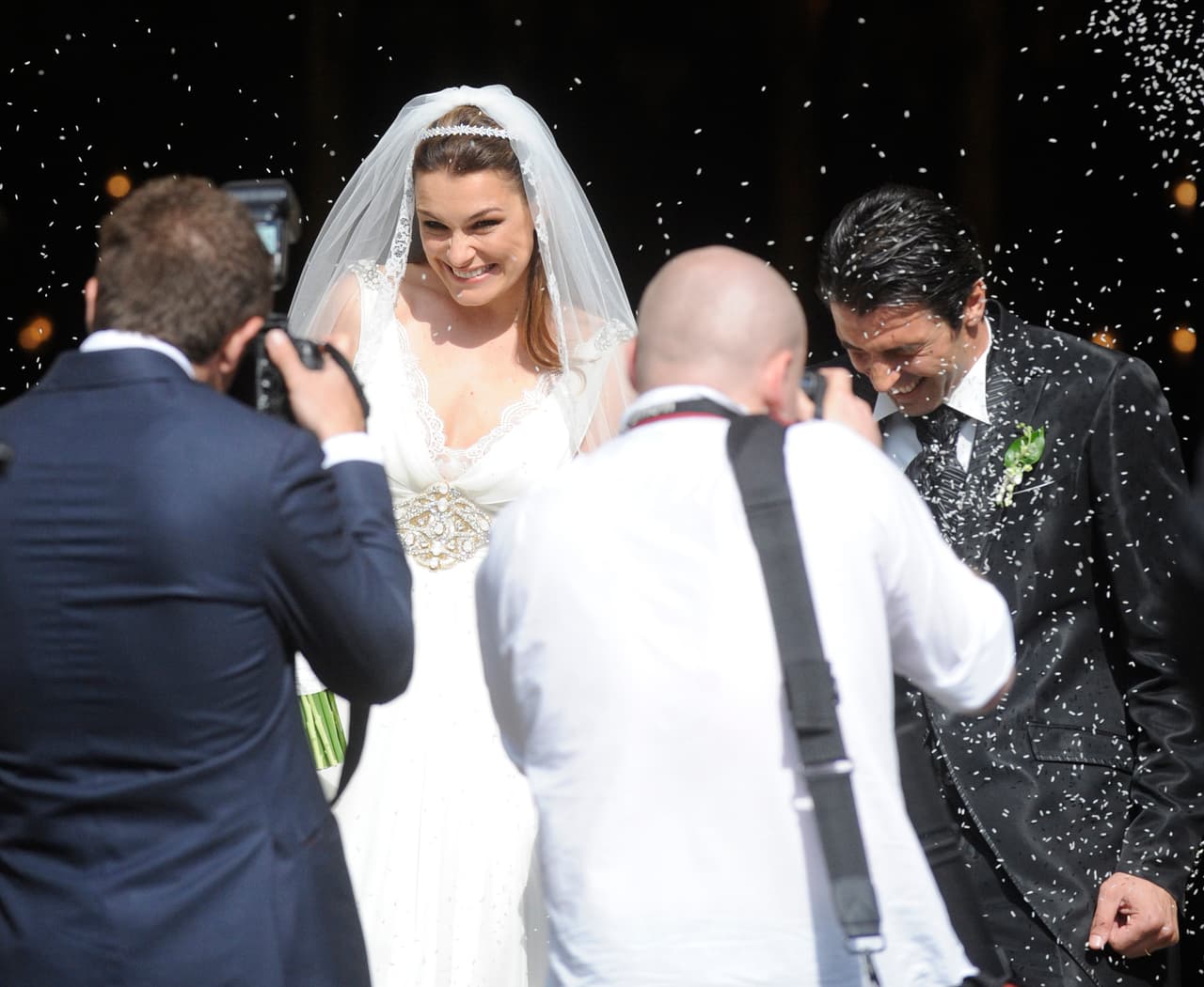 Gianluigi Buffon y su esposa Alena Seredova en su matrimonio en la iglesia Vysehrad's, en ceremonia de junio 16 de 2011 en Praga (República Checa).