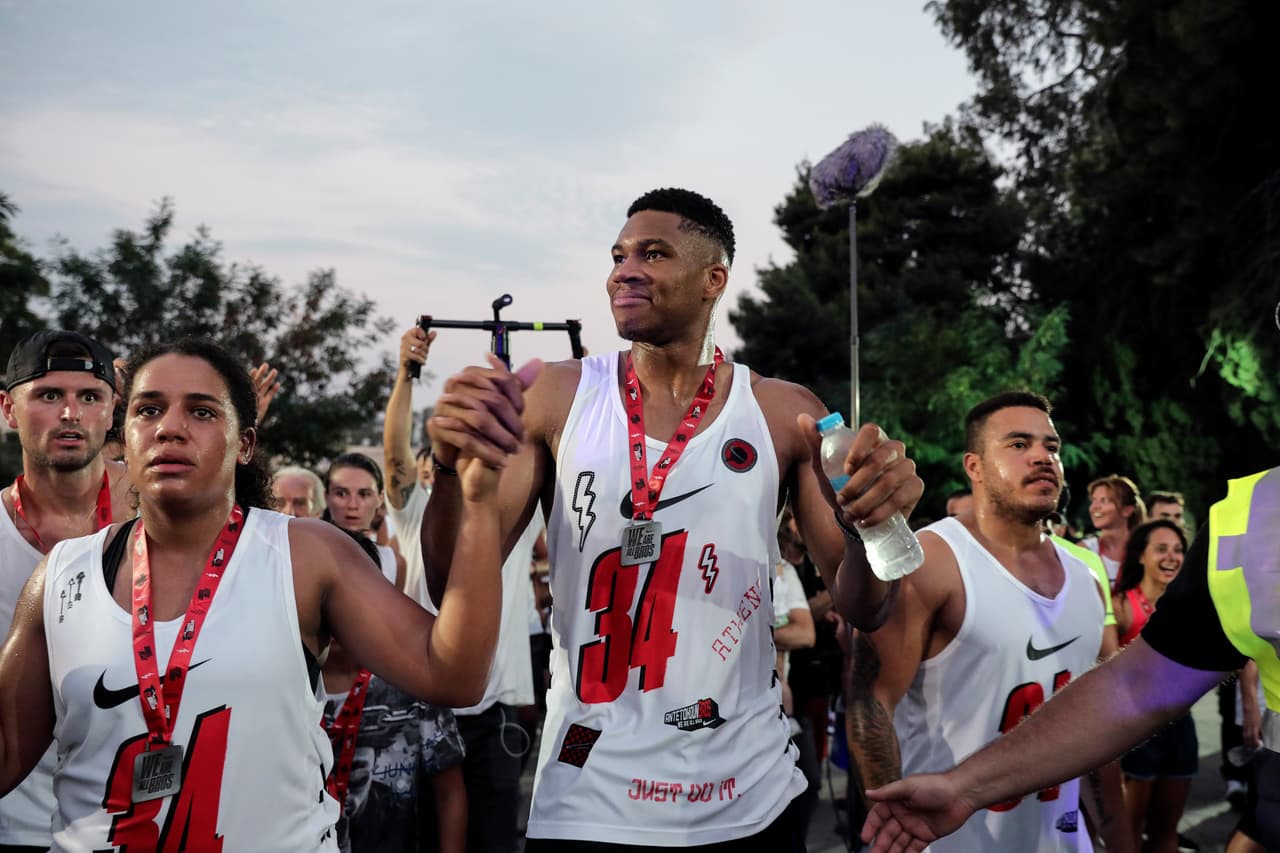 "Antetokounmpo, el bien conocido Giannis Antetokounmpo, hizo una donación en el sitio para construir una cancha cubierta; estoy anunciando esto por primera vez”, declaró Bournous el domingo en un acto de campaña de cara a las elecciones locales. “Será construida con un método moderno utilizando un marco de acero, por lo que puede estar lista para el final del verano”.