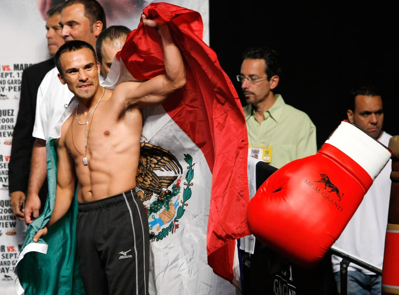 En marzo de 2007, el ‘Dinamita’ derrotó a otra leyenda del boxeo mexicano, Marco Antonio Barrera por el cetro superpluma del CMB.