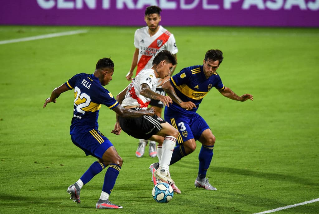Con goles de Ramón Ábila y Sebastián Villa para Boca y gole de Federico Girotti y Rafael Santos Borré para River, el clásico argentino termina 2-2 en la Copa Diego Armando Maradona.