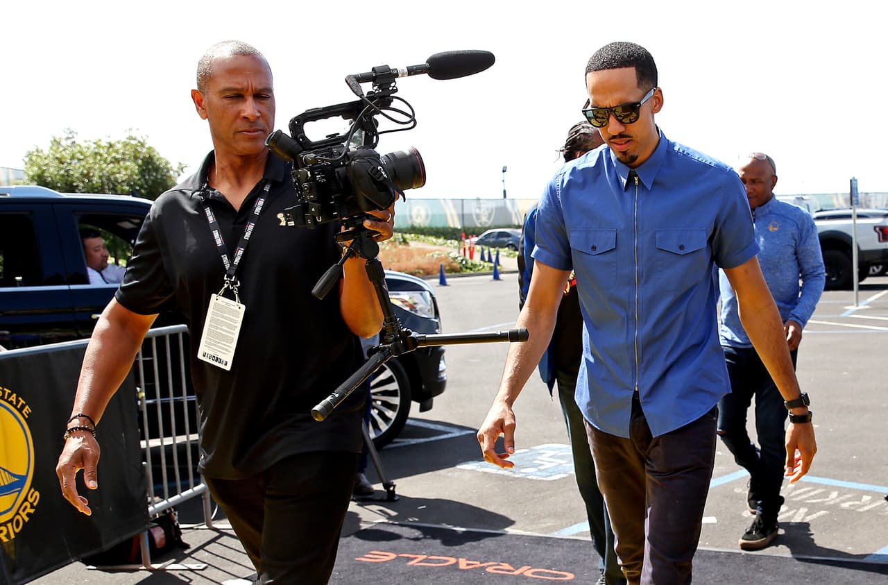 Se llegó la fecha del Juego 3 de las Finales NBA en la costa oeste de los Estados Unidos cuando Oracle Arena recibió de nuevo la lucha por el cetro de la mejor liga de baloncesto del mundo. Así fue como llegaron al recinto los jugadores tanto de Toronto Raptors como de Golden State Warriors.