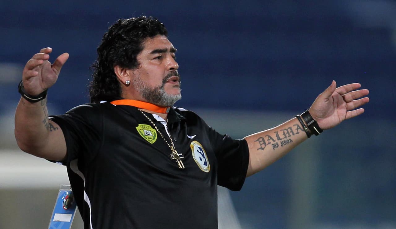 Diego Armando Maradona manda duro mensaje a Blatter y Platini con playera