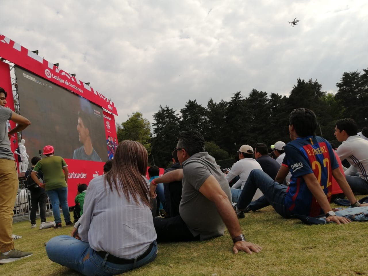 Entre amigos y familiares, se vivió un gran ambiente en el Campo Marte para ver El Clásico, que dio como ganador al Real Madrid 2-0 sobre el Barcelona.