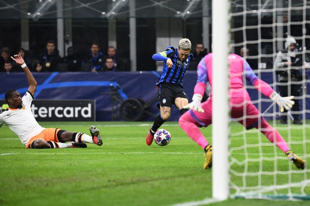 Está imparable por cualquiera de las dos bandas. El jugador sigue desbordando y generando peligro.