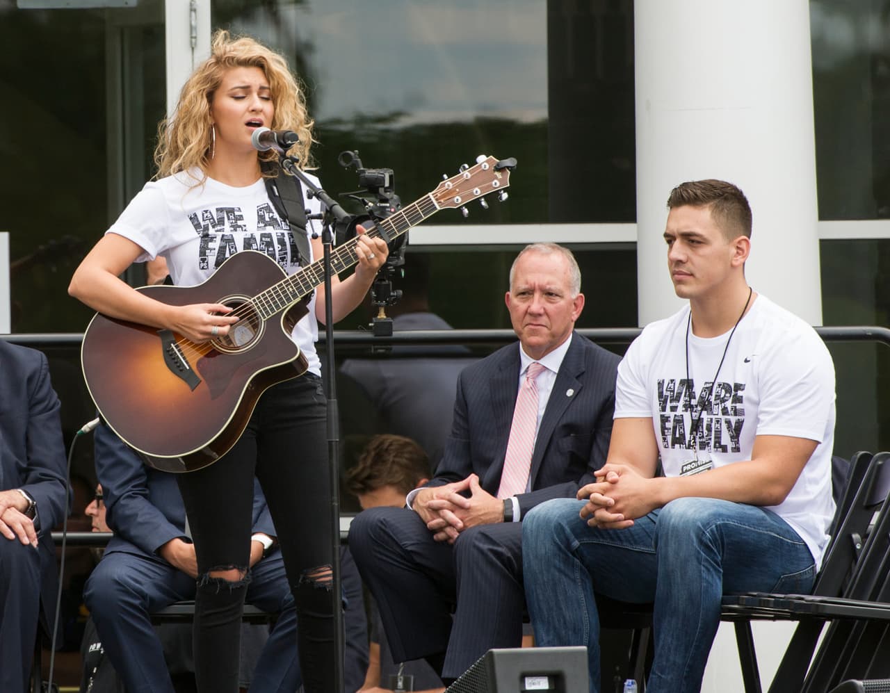 La cantante Tori Kelly fue invitada a participar en el evento de la inauguración de la escuela 'I Promise', aquí se le ve interpretando un tema.