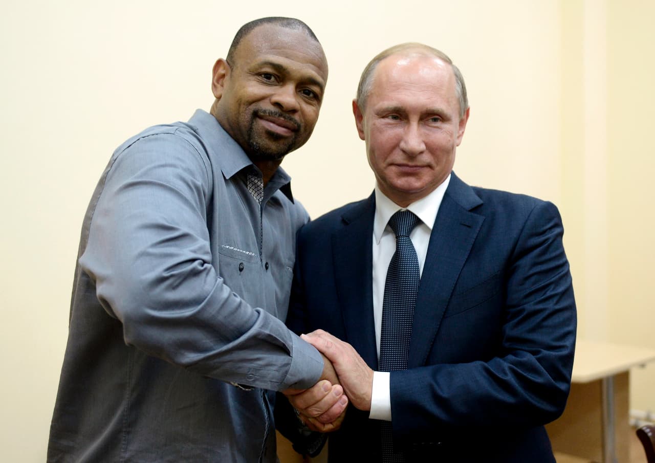 En 2015, Roy Jones Jr. se reunió con Vladimir Putin, presidente de Rusia, para tramitar su ciudadanía de dicho país. Putin firmó el decreto bajo el argumento de que Jones planeaba pasar "un tiempo considerable trabajando en Rusia".