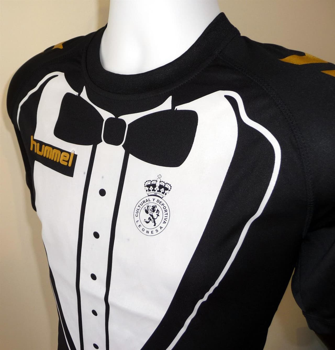 En 2014 por los 90 años del club, el Cultural Leonesa decidió sacar una playera que dejara claro que sus jugadores iban a jugar de gala literalmente.