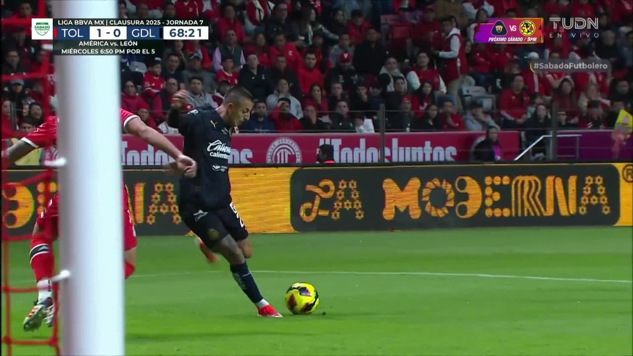 ¡Pasa rozando la base del poste! Chivas cerca del empate
