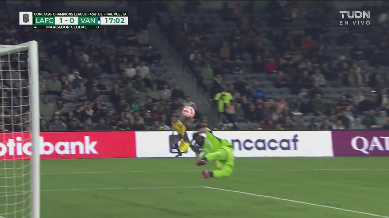 ¡Gran vuelo! McCarthy se estira y desvía el trallazo de Teibert