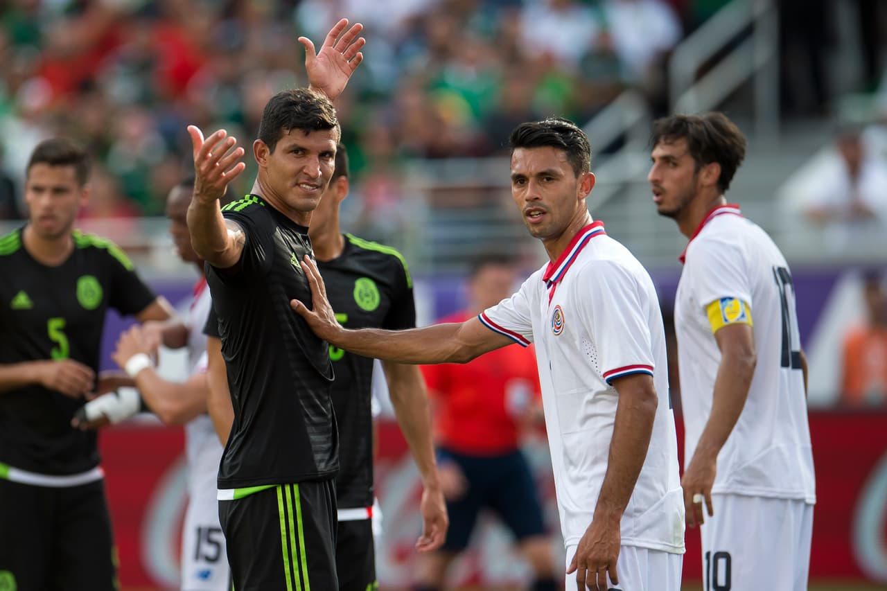 Comencemos con la defensa, México está intentado jugar con línea de 4, algo que no ha practicado mucho desde que llegó Herrera como timonel.