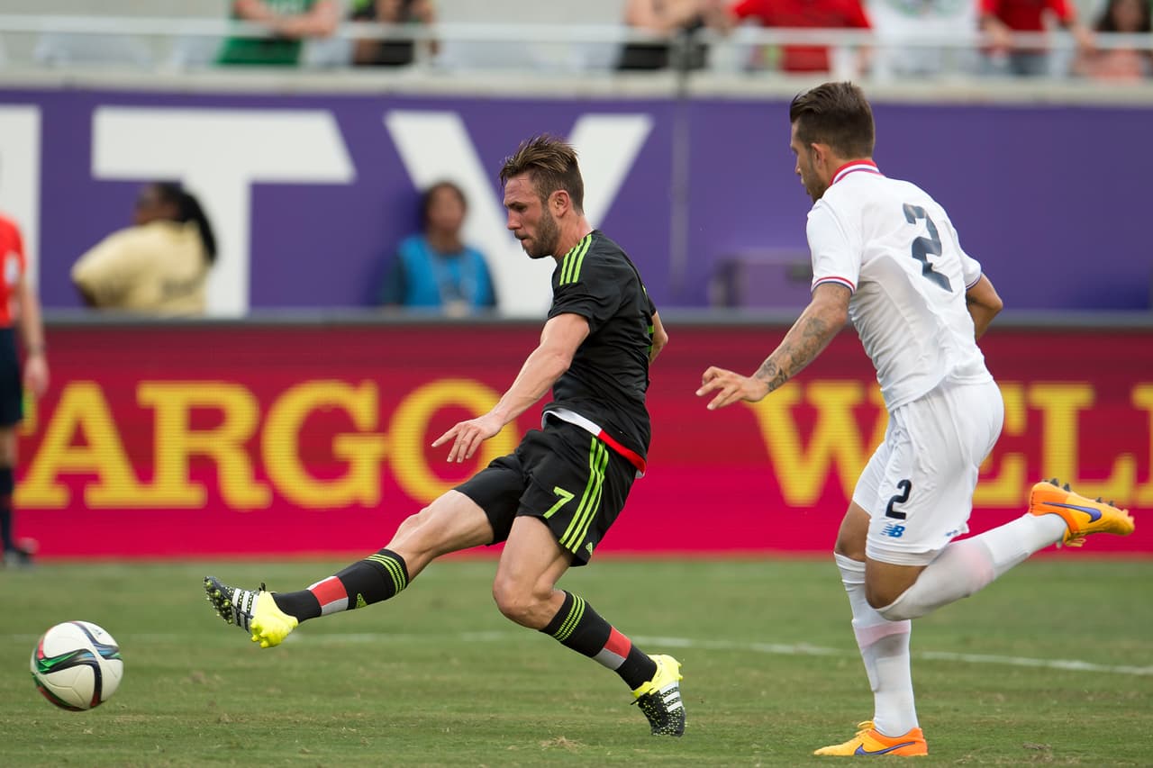 El entrenador es un amante de la línea de 5 con un defensor libero y dos centrales clavados mientras que por las bandas cuenta con dos laterales de ida y vuelta para agregarse al ataque o apoyar en la media cancha.