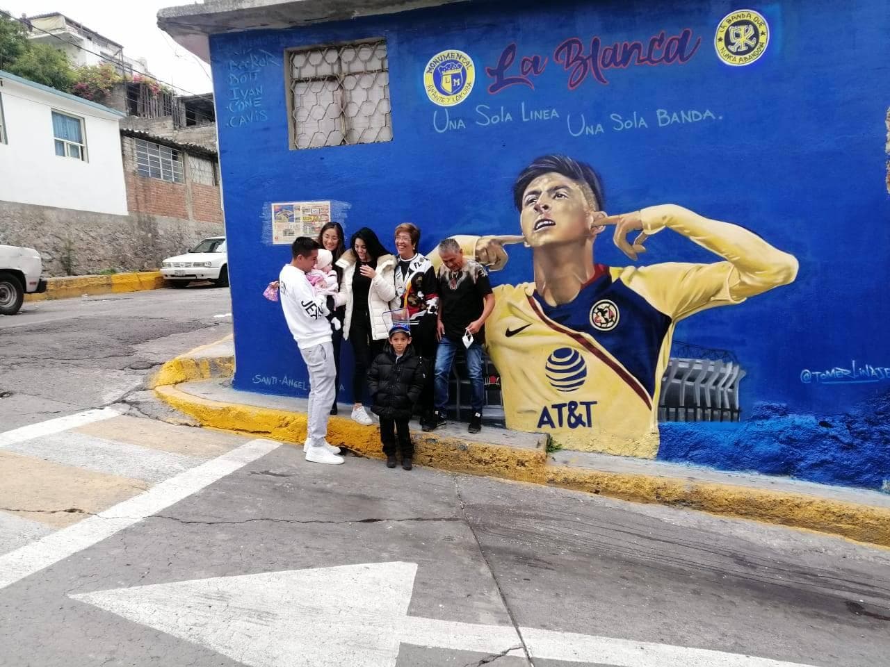 Mural pintado por la Barra Blanca (aficionados americanistas) es visitado por la familia del 'Machin' Edson Alvarez.