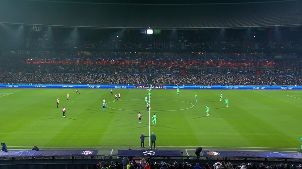 Arranca el partido y la pelota está en juego.