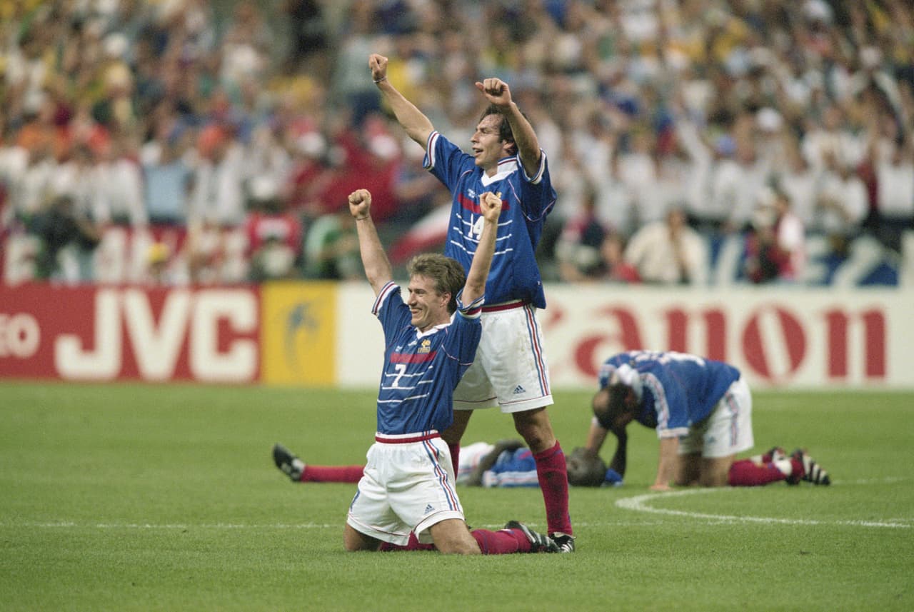La emoción se apoderó del Stade de France, con el propio Deschamps de rodillas celebrando.