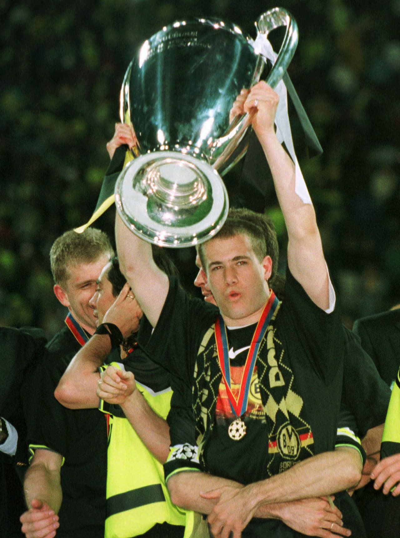 5. El gol de Lars Ricken para el título del Borussia Dortmund en la final de la temporada 96/97 ante la Juventus.