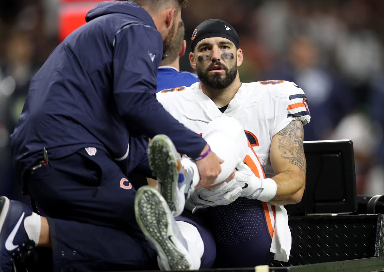Los doctores tratan de salvarle la pierna izquierda al ala cerrada Zach Miller, de los Chicago Bears, después que el domingo por la noche fuera sometido a una operación quirúrgica de emergencia.