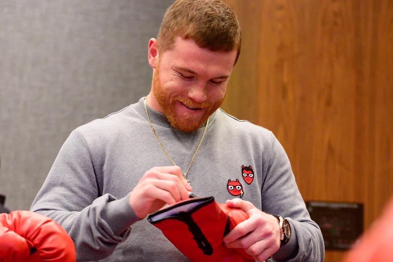 Canelo dona guantes autografiados para combatir el cáncer