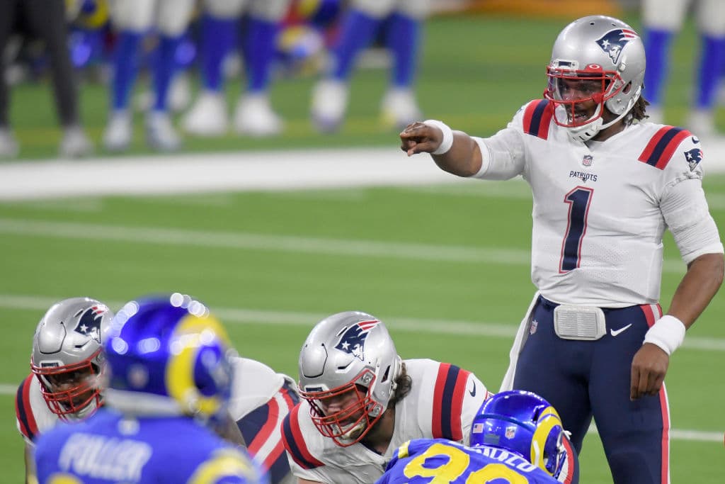 Aaron Donald controla de principio a fin a Cam Newton en la victoria 3-24 sobre los New England Patriots.