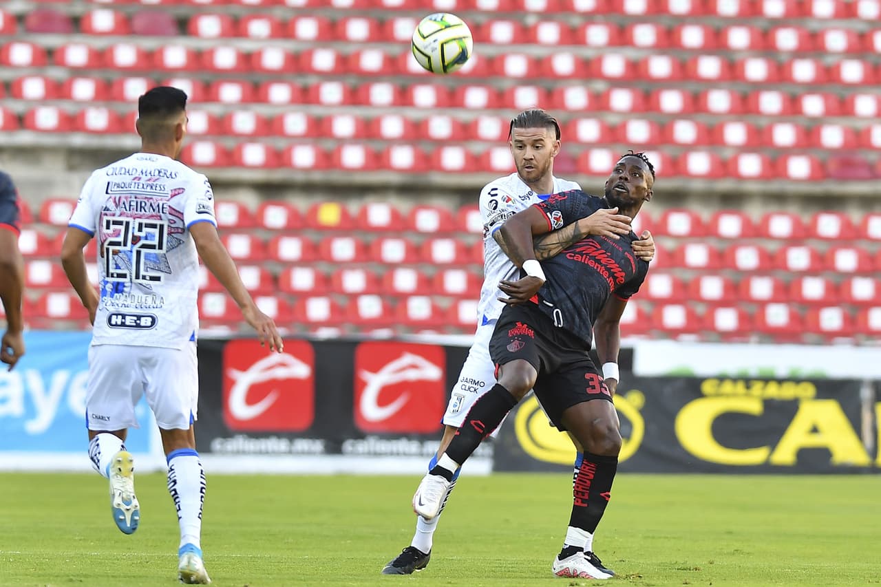 En el último suspiro del partido los Gallos Blancos rescataron el empate ante el Atlas.