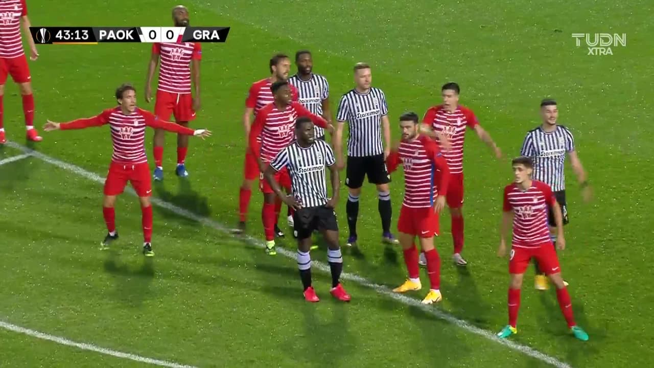 ¡CERCA! Fernando Varela disparó que se estrella en el poste.