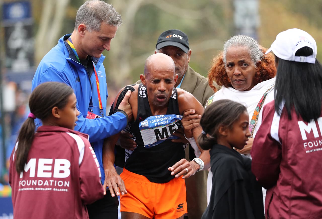 Keflezighi tuvo que recibir atención médica luego de esa escena en la jornada.