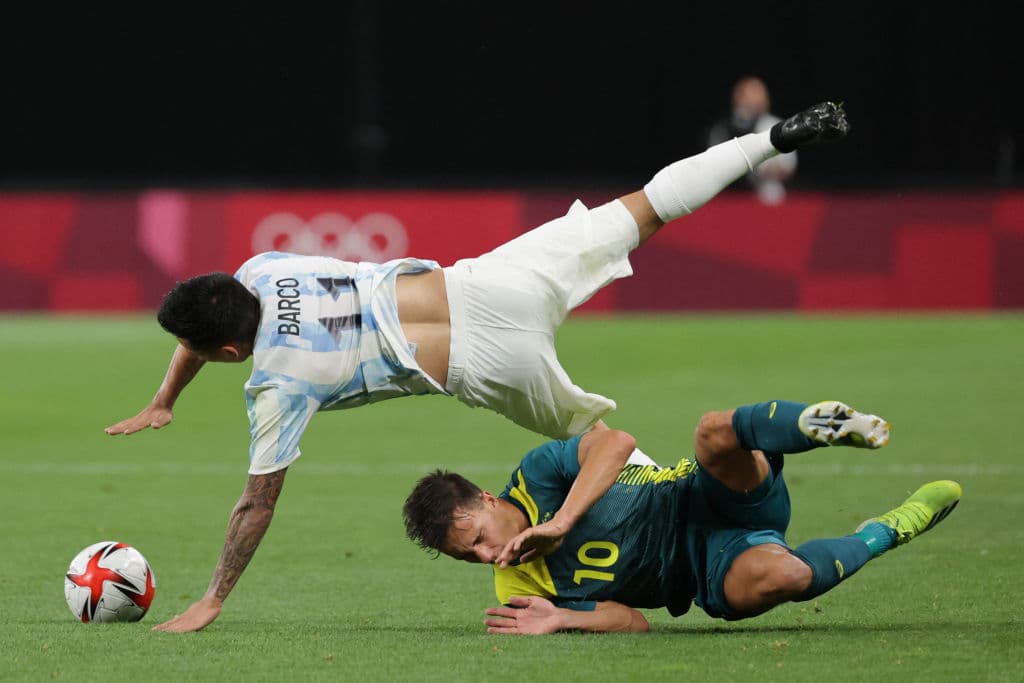 Australia se impone a Argentina 2-0 en su fecha inaugural del Grupo C en los JO de Tokio 2020. Lachlan Wales y Marco Tilio le dieron el triunfo a la escuadra 'aussie'. La escuadra albiceleste se enfrentará ante Arabia Saudita, mientras que España se enfrentará al equipo australiano.