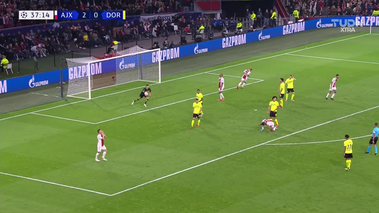 ¡TIRO ATAJADO! disparo por Ryan Gravenberch.