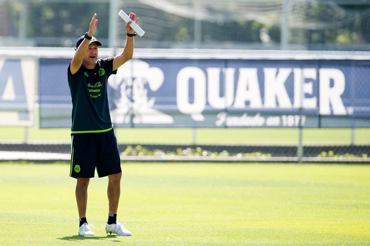 Falta ver, ya en acción ante El Salvador, hasta donde limita el recorrido de los jugadores y si es que los defensas se mantienen fijos o les da la libertad de agregarse al frente en jugadas que no sean a balón parado.