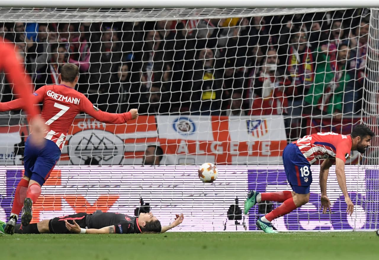 Costa puso el balón por encima del arquero colombiano Ospina y al minuto 45 del primer tiempo puso así el 1-0, que ratificaba al Atlético de Madrid.
