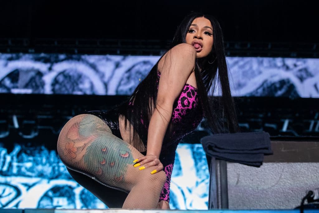 "Me encantaría. Me encantaría hacer un disco que toque las almas. Me rompiste el corazón cuando tenía 11 años y ni siquiera tenía novio", respondió Cardi.