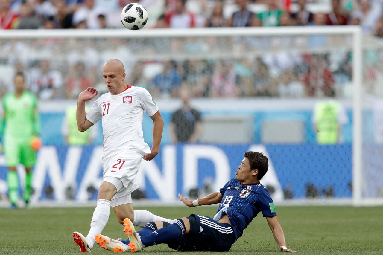 Hiroki Sakai (der) se barre para meterle presión a Rafal Kurzawa (21) quien con su velocidad por izquierda siempre buscó crear peligro a la zaga nipona en la primera mitad.