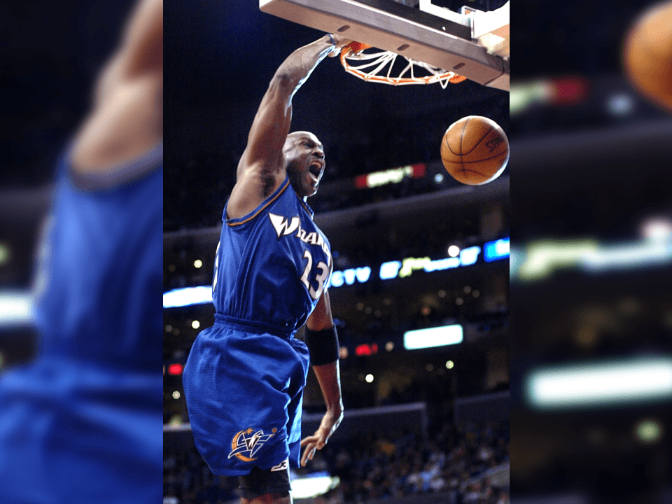 Un estadio coreaba el nombre de Jordan y así fue como terminó, encestando sus dos últimos tiros en su historia de la NBA.
<br>