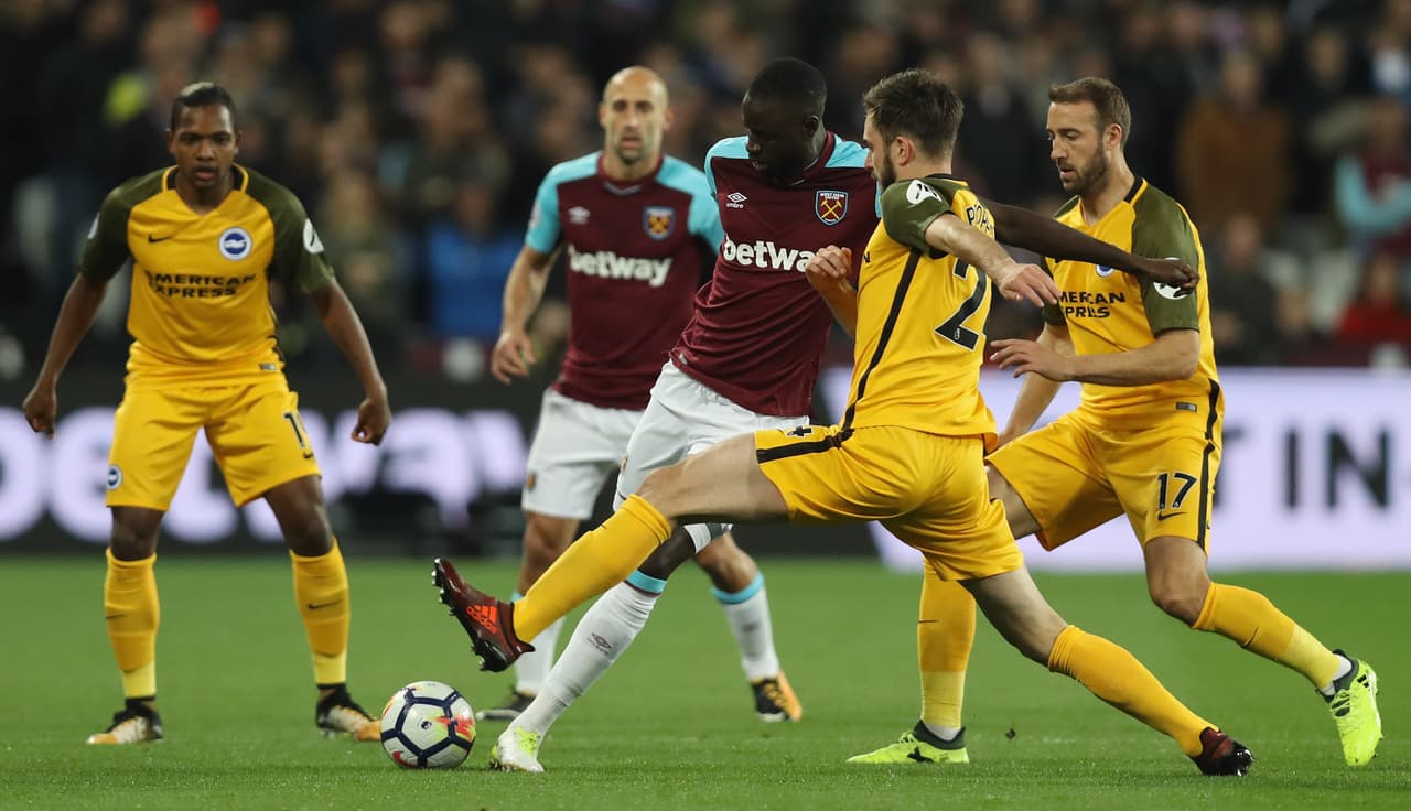 Era el West Ham quien proponía en el césped, pero se encontraba con una defensa bien parada de la visita.