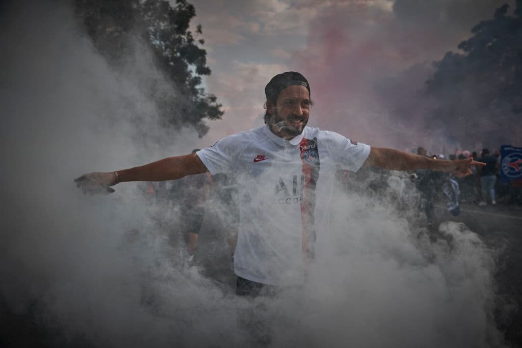 Entre cantos y marchas, los aficionados se dieron cita en las afueras del Estadio Parc de Princes para apoyar a su equipo durante la final de la Champions League.