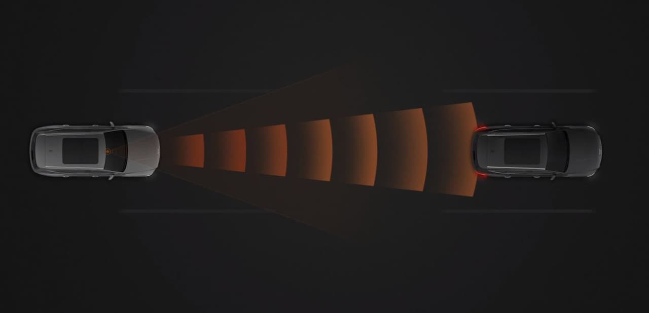 En este apartado sobresale el Highway Driving Assist II que lo ayuda a mantener una velocidad y una distancia segura con respecto al vehículo de enfrente y a no salirse del carril en las autopistas. Si el auto de adelante se detiene por completo, la GV80 también lo hace y reanuda su marcha automáticamente cuando las condiciones lo permitan.