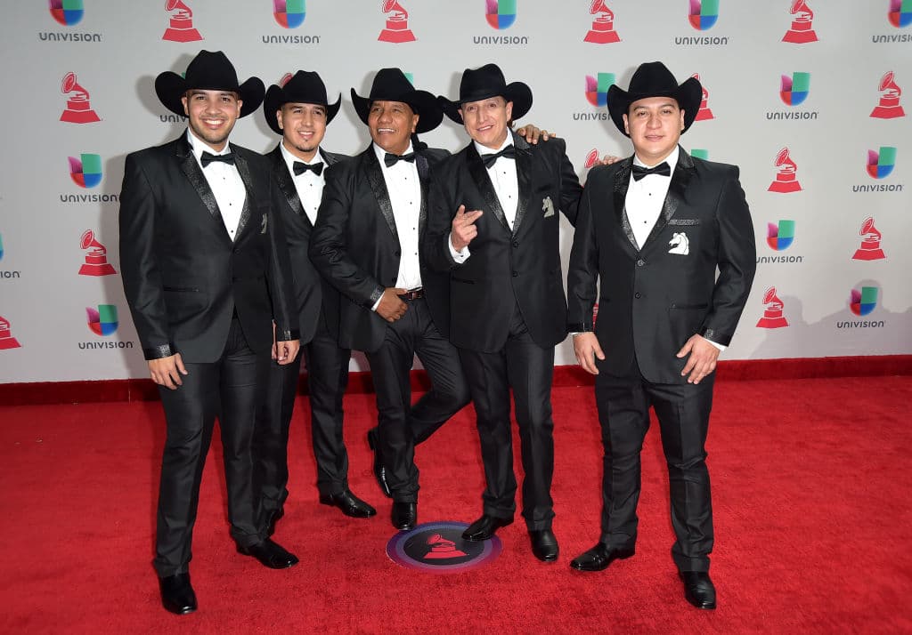 Me gusta mucho la música, uno de los grupos que más disfruto es Bronco y también a Sandro.